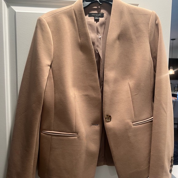 NWOT Ann Taylor Cutaway Blazer size 4, Color Camel - Picture 4 of 4